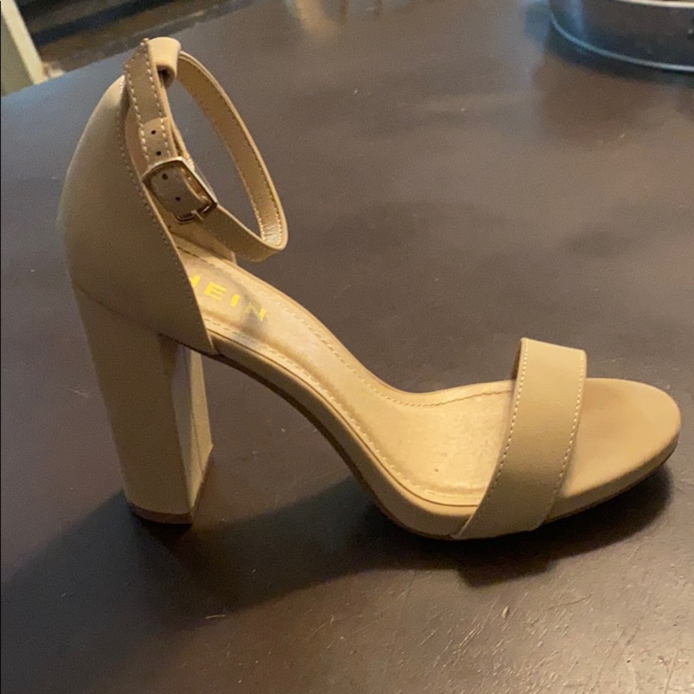 NUDE HEEL.